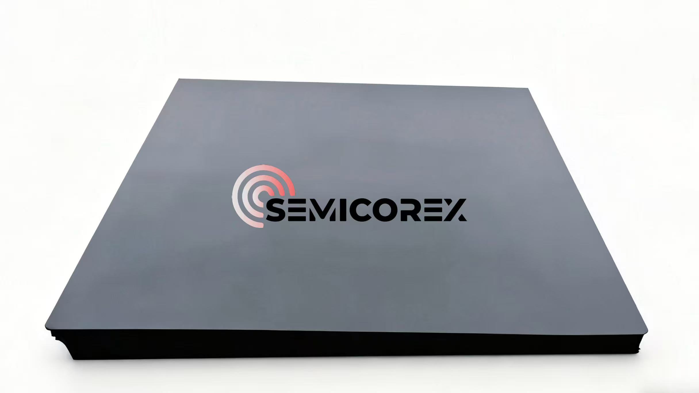 Cad iad na saintréithe atá ag criadóireacht alúmana dubh