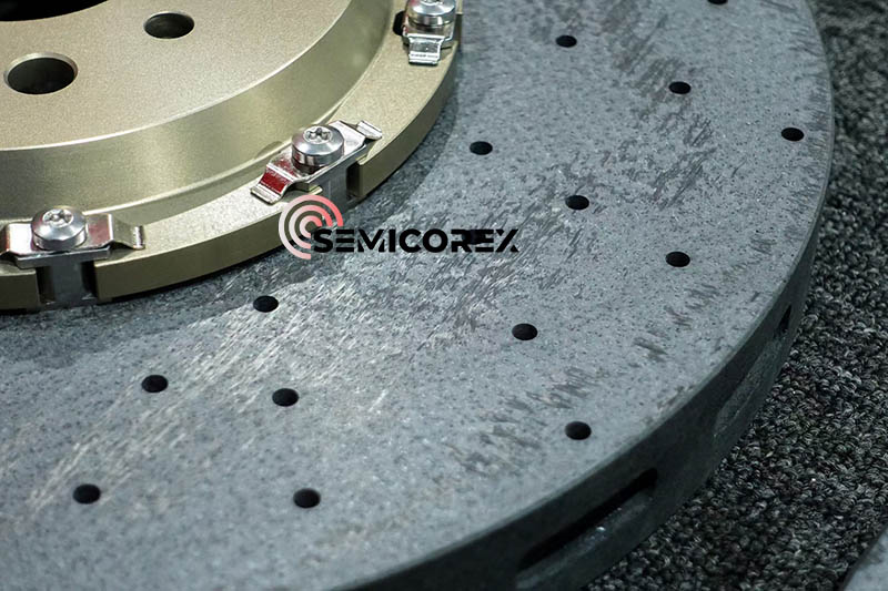 Anailís ar chórais coscánaithe ilchodacha carbóin-ceirmeacha